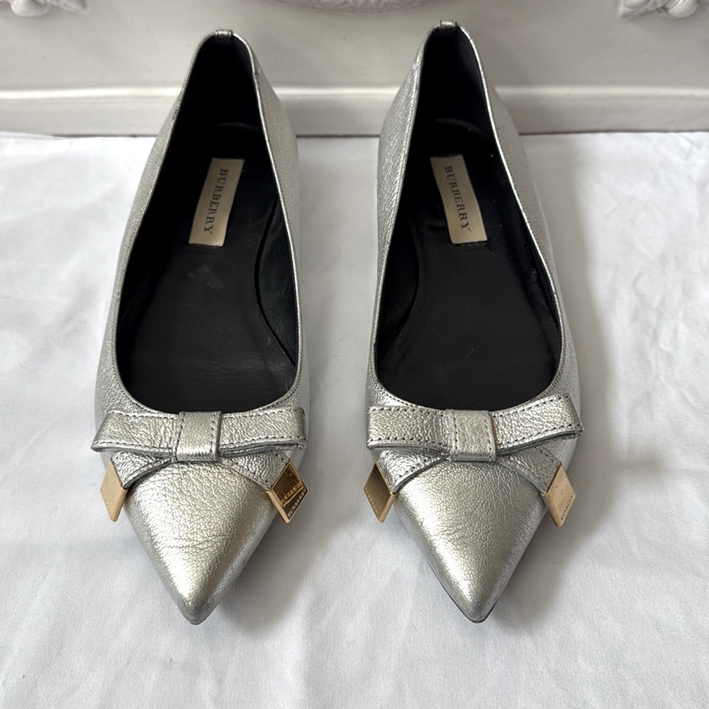 Burberry Silver Pointy Toe Ballet Flat Size 38.5 (8.5)